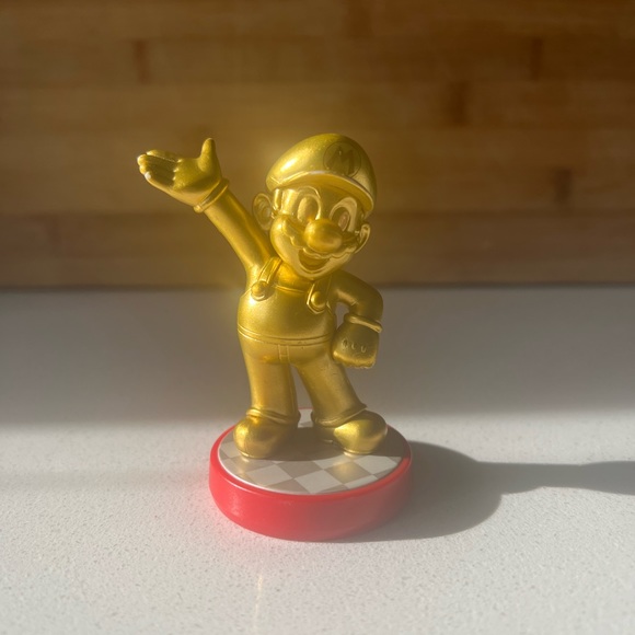 Gold Mario Amiibo - Picture 1 of 3